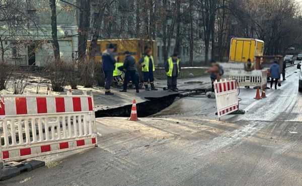 Через пошкодження водопроводу на Деревлянській перекрили рух транспорту та відправили автоцистерну з водою