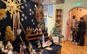 Різдво в родинному колі: у Києві презентували виставку новорічних іграшок з європейських країн