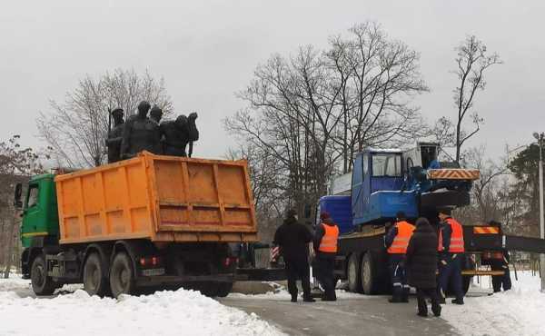 У Києві демонтували радянський пам’ятник екіпажу бронепоїзда «Таращанець»