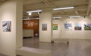У столиці триває виставка барвистих творів Ольги Кравченко: де побачити
