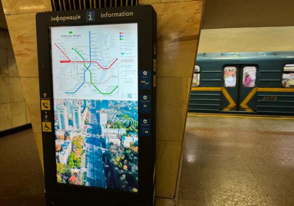 На станціях метро з’явилися інформаційні стійки: навіщо вони потрібні