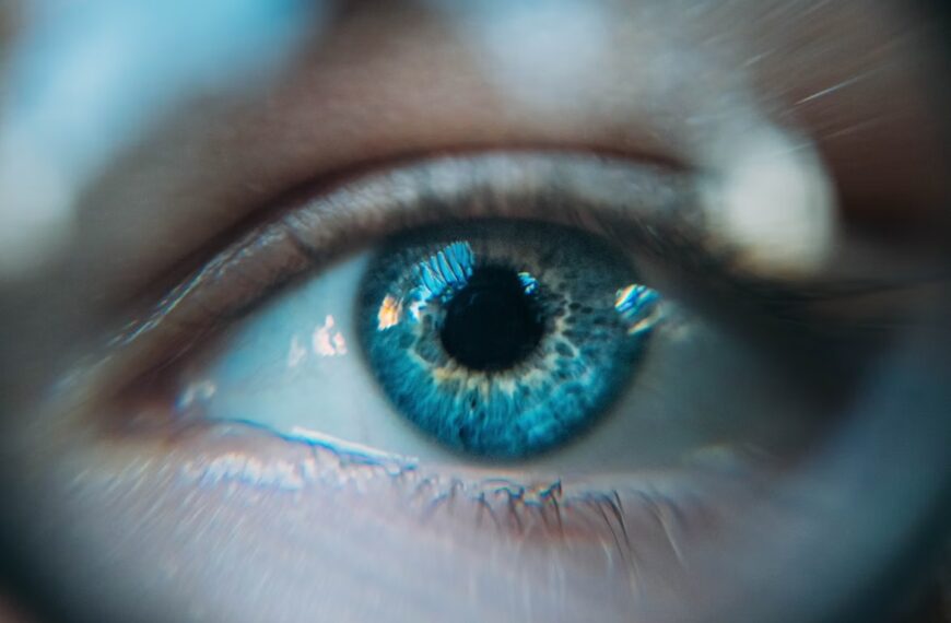 Факторы, влияющие на выбор между очками и контактными линзами