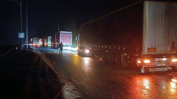 Київ паралізовано через снігову бурю: вантажівкам обмежили в’їзд