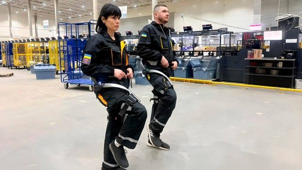 Укрпошта випробовує екзоскелети для персоналу на київському логістичному хабі