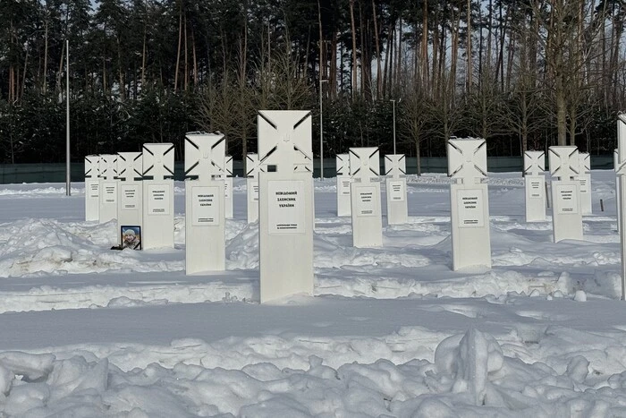 Затверджено остаточні зразки пам’ятників для Національного військового меморіального кладовища (фото)