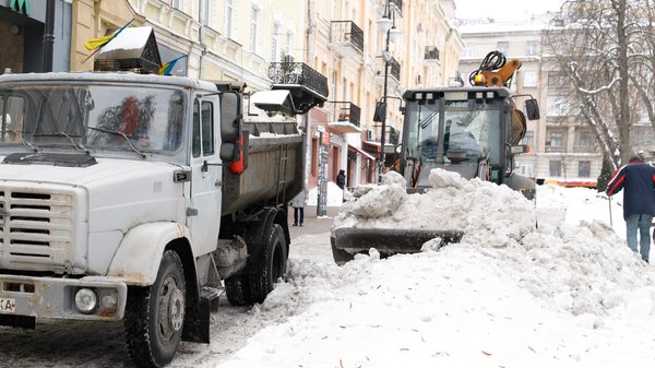 Засніженість та слизькість: в Києві інтенсифікували нагляд за очищенням просторів