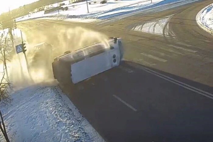 На Троєщині легковик перекинув мікроавтобус: момент ДТП потрапив на відео