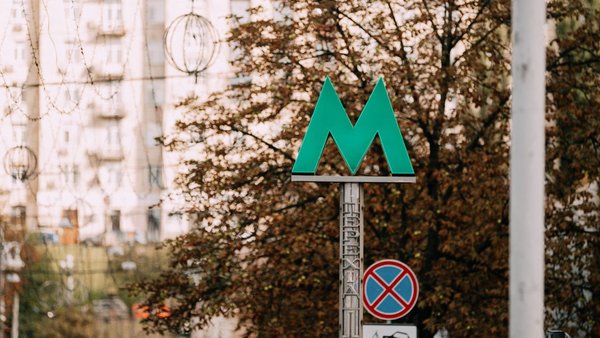 Київ: На станції метро “Теремки” впала стеля, рух поїздів не зупинено