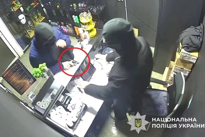 У Києві крамар та його поплічник зімітували грабіж тютюнової лавки.
