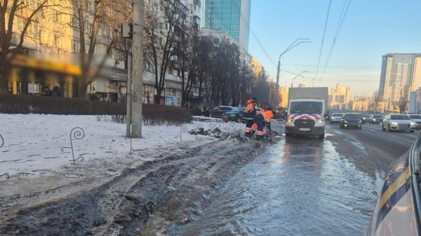 Київ: аварія водопроводу на Старокиївській, рух транспорту обмежено, затори на Берестейському проспекті.