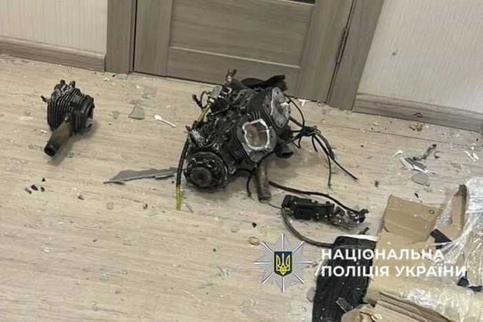 Двигун дрона пробив стіну і опинився посеред квартири у Києві (фото)