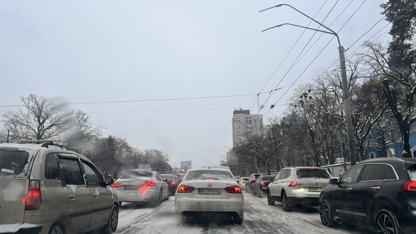 Київ скували затори через снігопад та слизькі шляхи.