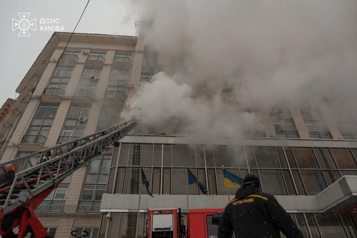 Пожежа на Хрещатику: у центрі Києва загорівся готель «Дніпро» (фото)