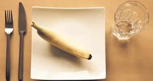 Банани: поради з етикету від знавця, як це робила королева.