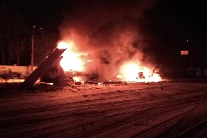 Уламки дрона впали біля автостоянки на Оболоні: пошкоджено автівки та будинок (фото)