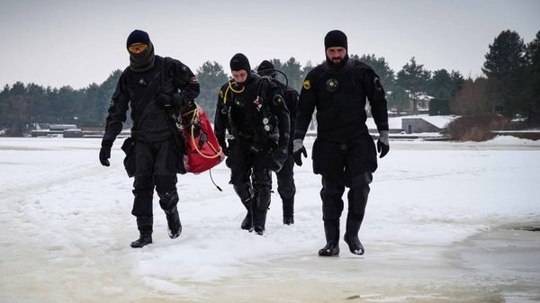 На Київщині тиждень тривають пошуки тіла водія, машина якого затонула під льодом.
