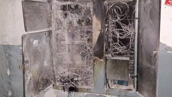 Перевантаження щитка: бойлер і чайник одночасно.