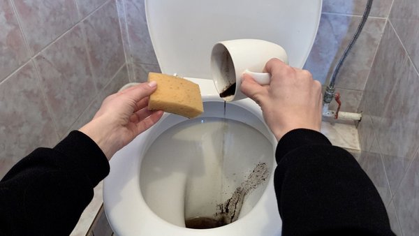 Небезпеки для каналізації: що зливають у Києві (і чого не варто)