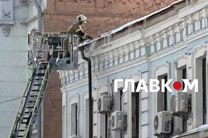 Чиновники піклуються лише про себе? У Києві вибірково прибирають кригу.