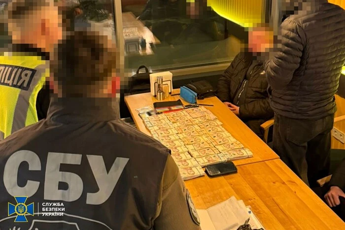 Мільйон за право виконати тендер: у Києві затримано посадовця КМДА