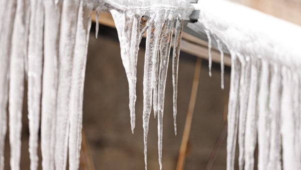 Потепління в Києві та регіоні: експерти застерігають про ризик звисаючих криг