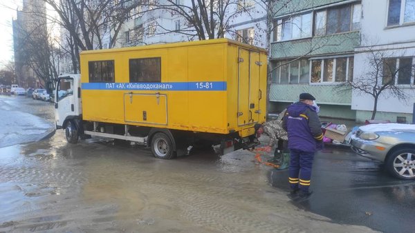 Водогінна аварія в Києві: рух заблоковано, мешканцям надають воду в цистернах.