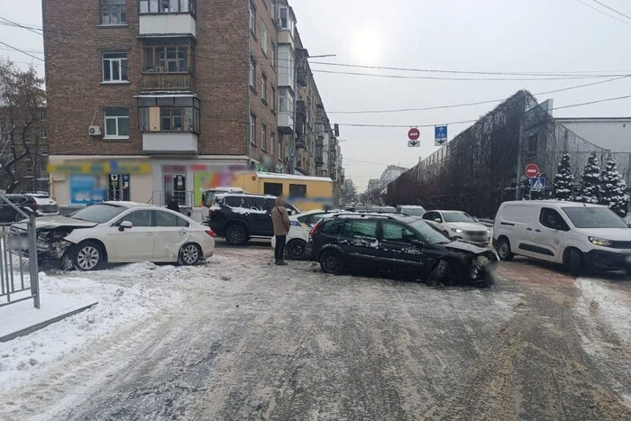 Аварія біля “Тараса Шевченка” паралізувала трафік (фото)