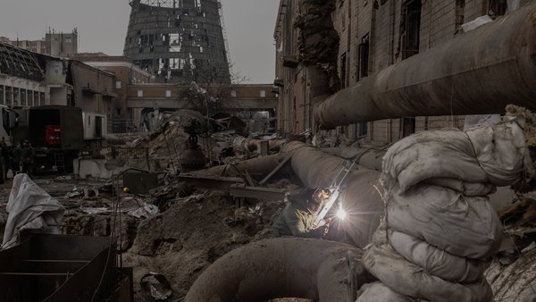 Закордонним гостям продемонстрували стан розбитої обстрілами Дарницької ТЕЦ.