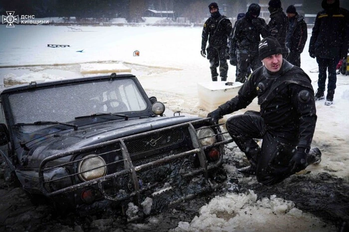 Авто з людьми пішло під лід на Київському водосховищі
