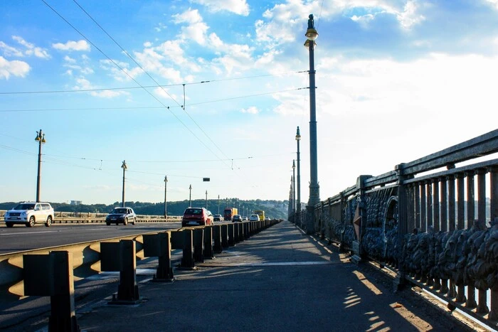 Голова Деснянської РДА опинився в епіцентрі скандалу через розповсюдження неправдивої інформації про міст Патона