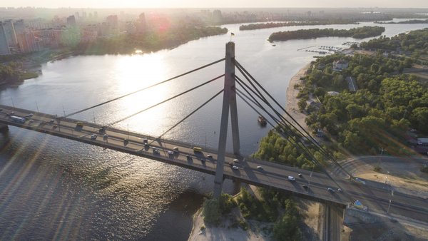 Обмеження руху транспорту на київських мостах та шляхопроводах протягом двох днів.