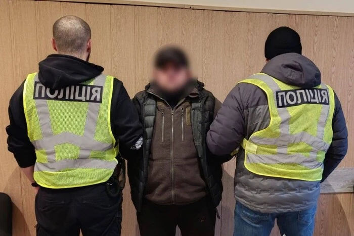 У Києві затримано іноземця, який танцював на меморіалі: йому загрожує депортація