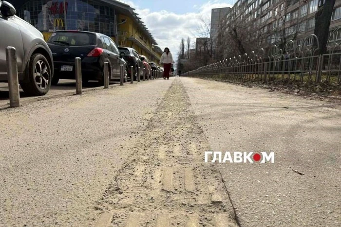 На Оболоні тактильна плитка не витримала першої зими та почала розсипатися (фото)