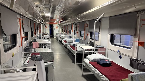 Київ представив евакуаційні вагони “Укрзалізниці”: досвід, що переймають європейські держави.