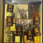 Головна 29 “КнигоЛенд” заклеїли ксенофобськими плакатами напередодні представлення книги Melovin: магазин скасував…