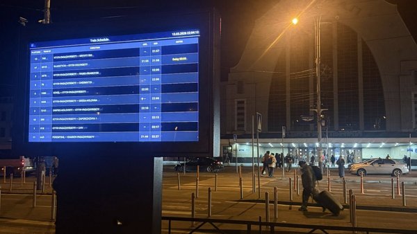 Головна 25 На автостоянці Головного вокзалу Києва з’явилося електронне табло з графіком руху поїздів.