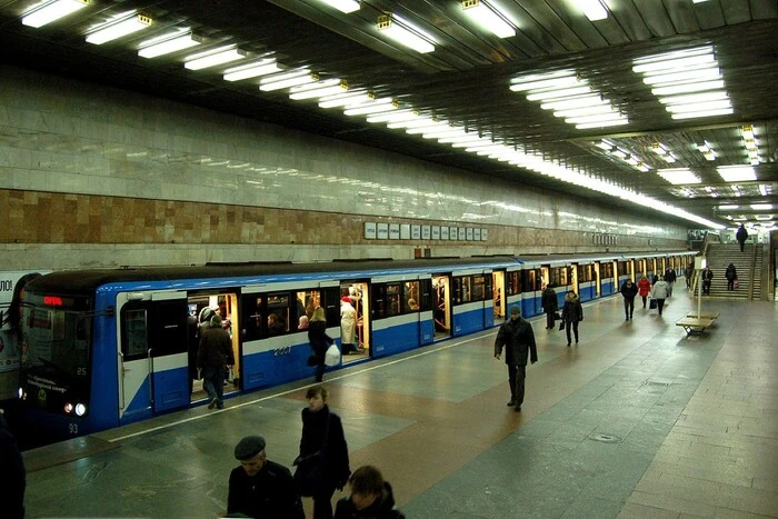 На станції метро «Позняки» померла людина: на місці працює поліція