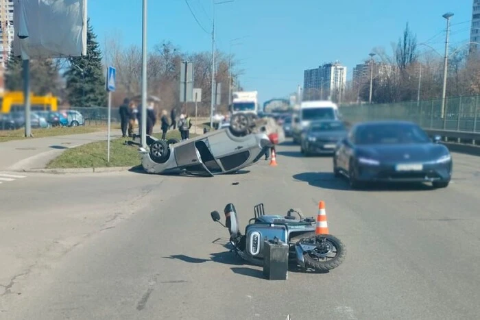 Головна 11 На Борщагівці: автівка Chevrolet догори дриґом після аварії зі скутером (знімки)