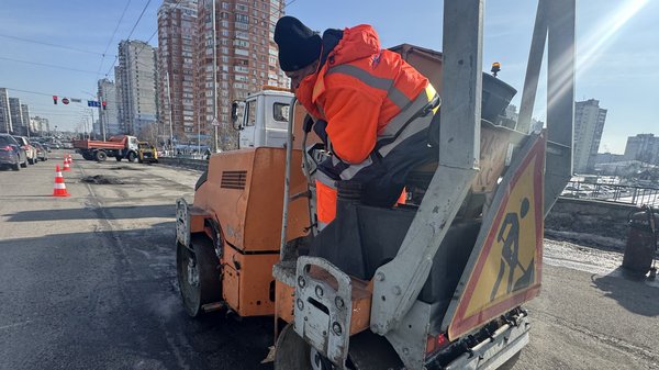 У Києві відновлюють дорожнє покриття: де буде ускладнено проїзд