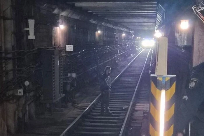 Чоловік зупинив потяги на станції імені Шевченка: що сталося зранку 15