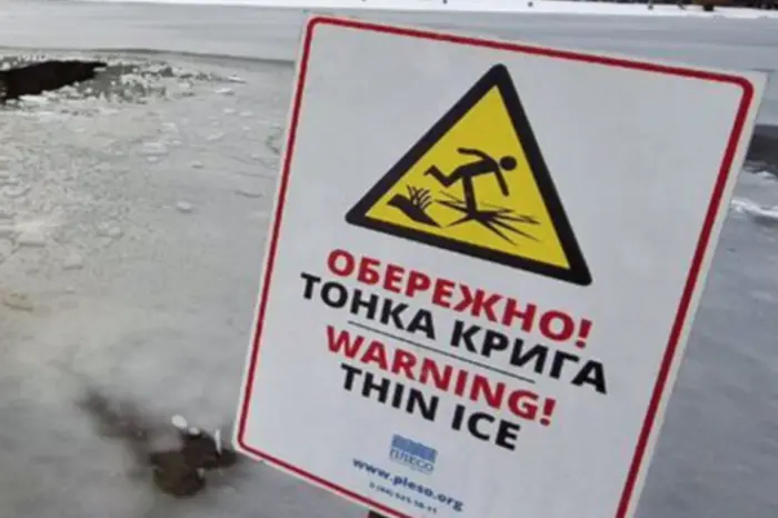 У Києві надзвичайники визволили малечу з крижини за 20 метрів від суходолу