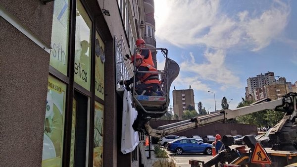 Головна 22 У Києві протягом лютого зняли близько 800 нелегальних рекламних об’єктів зі стін…