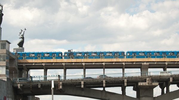 Лівий берег Києва зневоднено, збій електроенергії паралізував рух транспорту.