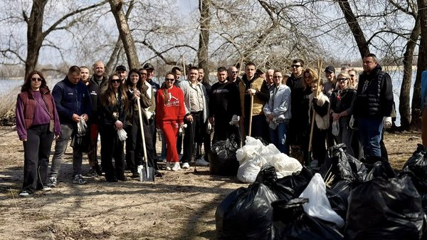 Прибрали купу відходів на березі: на Оболоні в Києві відбулась толока.
