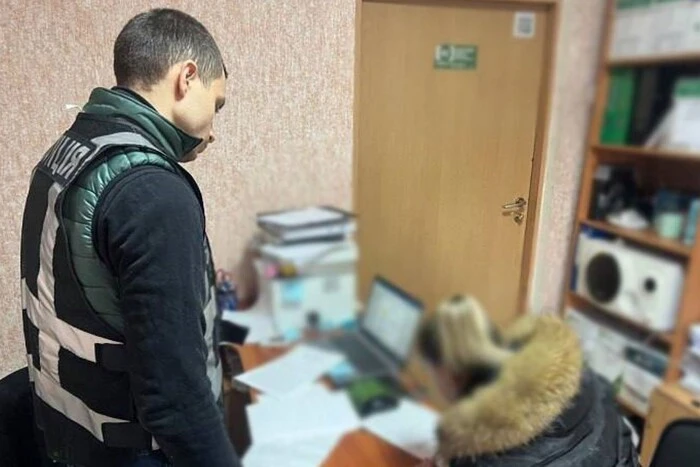 Замикала в туалеті та била шнуром: за катування сина киянка постане перед судом