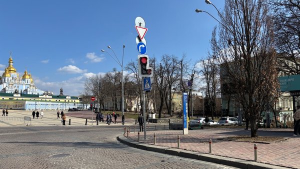 Головна 10 Червоний диск замість вказівника: у Києві випробовують модернізований світлофор.