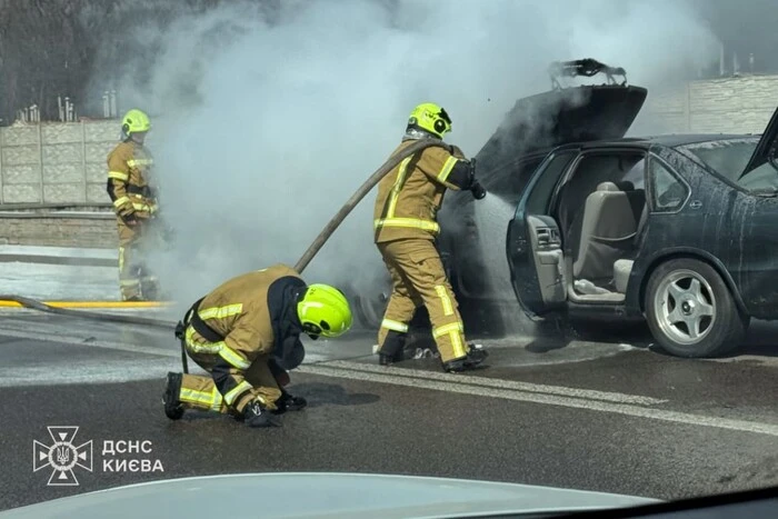 У Голосіївському районі під час руху загорівся автомобіль Chevrolet (фото)
