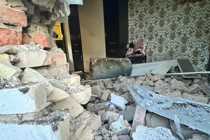 На Київщині 19-річна дівчина дивом вижила після того, як уламок російської ракети влетів у її спальню