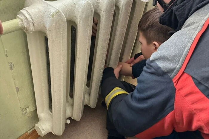 У школі на Оболоні дитина застрягла в батареї: як рятували хлопчика (фото)