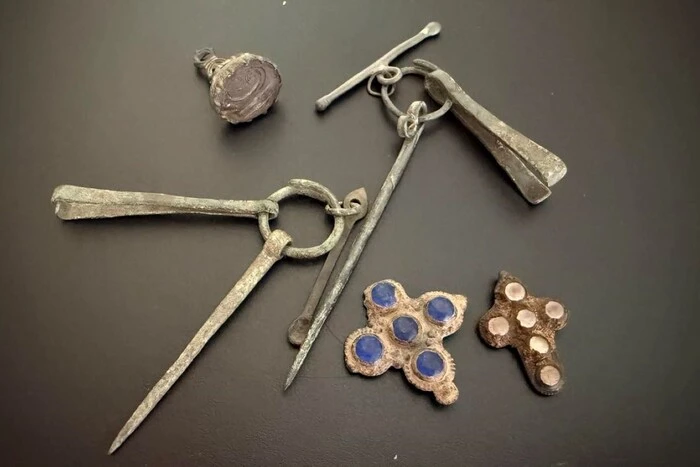 Митники зупинили спробу переміщення за кордон 39 історичних артефактів VIII-XX століть (знімки)